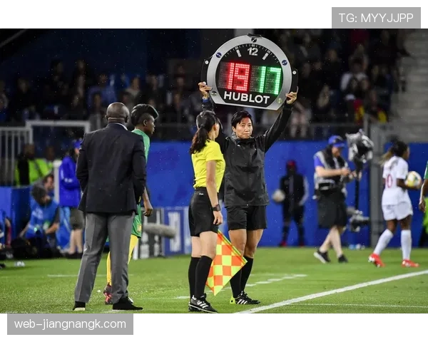 耳机裁判系统如何影响场上判罚？揭秘足球裁判的实时沟通规则